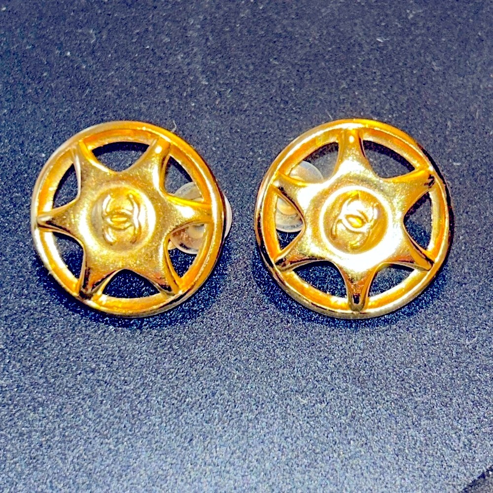 🔥CHANEL🔥24K Gold Plated Vintage Clip On Earrings🔥 - Picture 9 of 10
